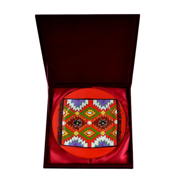 Pjatë qeramike me motivet e qilimit shqiptar në kuti