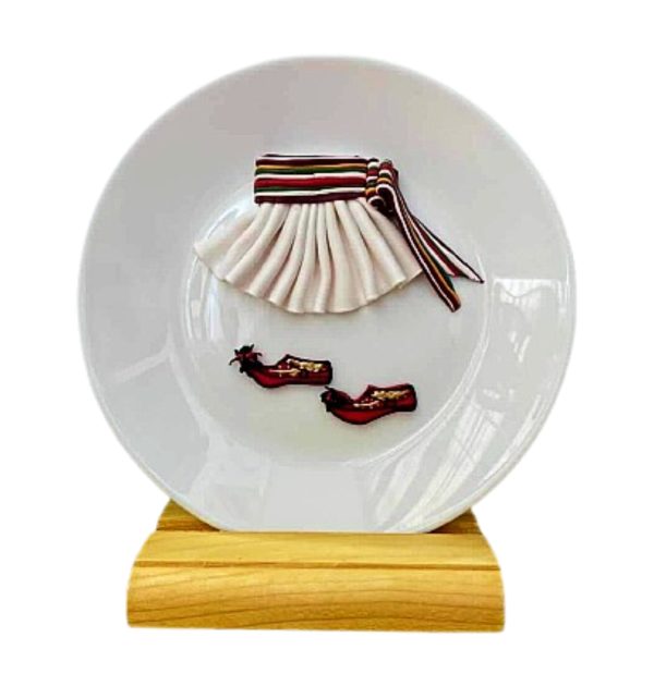 Pjatë qeramike (“Fustanellë dhe opinga”)